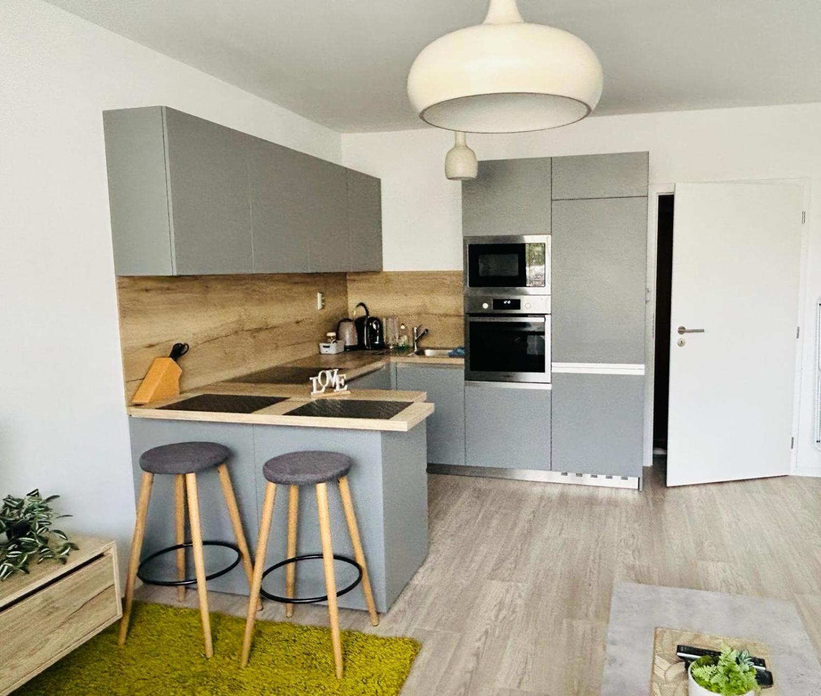 Krasny Utulny Byt S Balkonom A Parkovanim! Bratislava Exterior photo